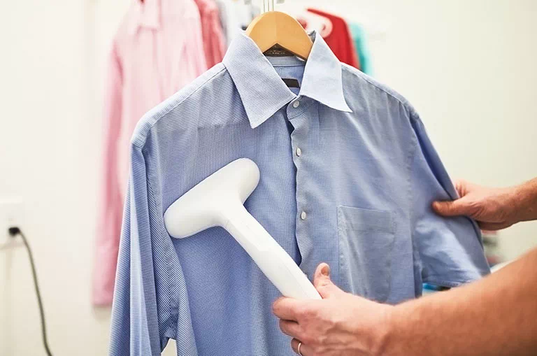 czyszczenie niebieskiej koszuli